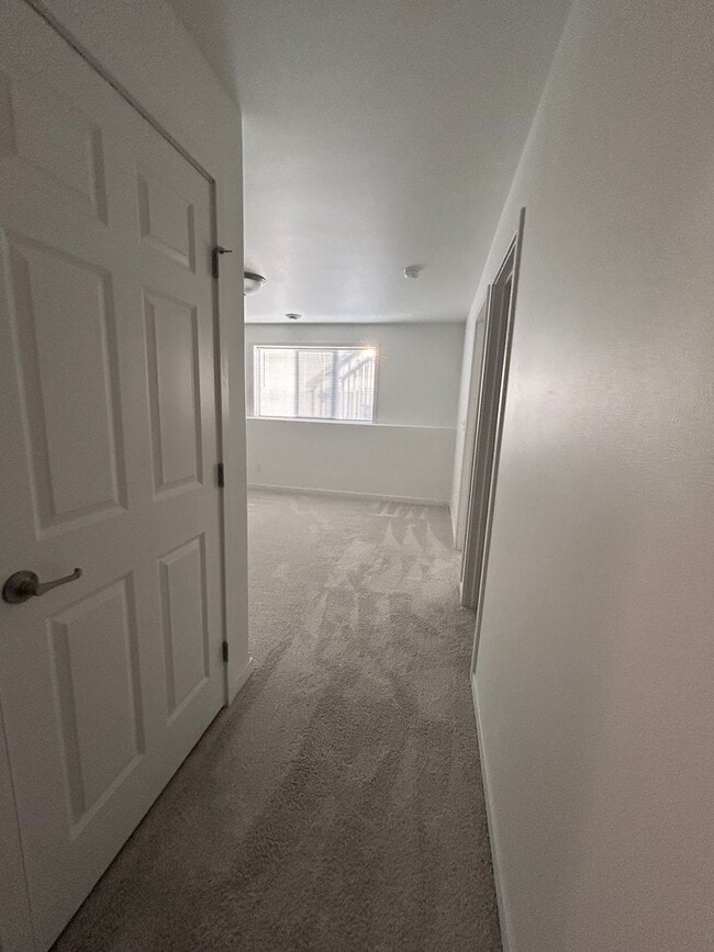 Building Photo - 3 Bed 3 Bath TownHome