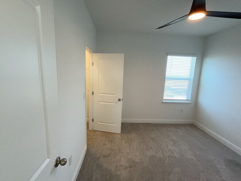 Building Photo - 2028 Sunshine Peak Dr