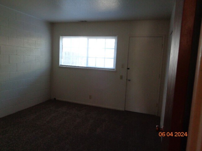 Building Photo - VF484 MR