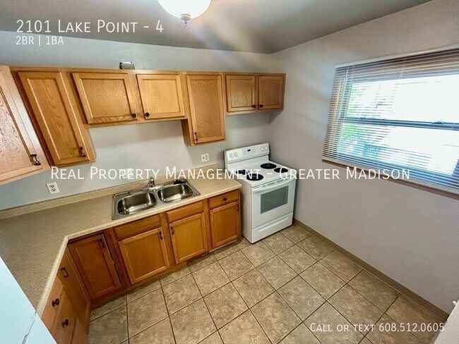 Building Photo - 2101 Lake Point Dr
