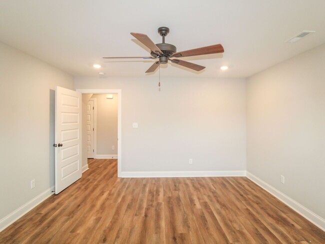 Building Photo - MOVE IN Special - 1st Month Rent FREE - Ca...