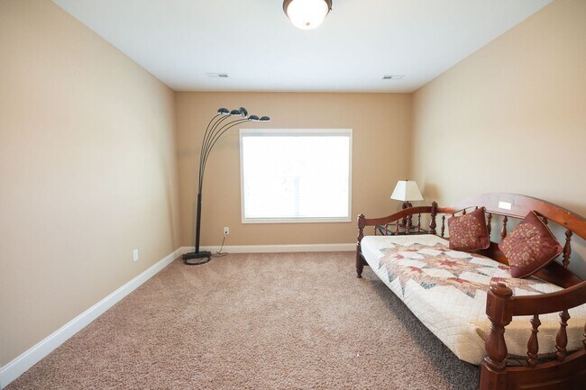 Building Photo - Spacious stunning 5-Bedroom 4 bathroom Home in a Desirable Neighborhood in Summerfield NC