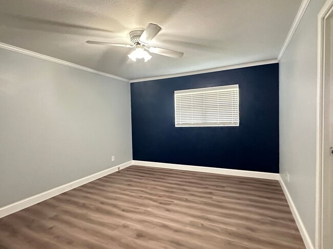 Building Photo - 121 SE Arapahoe Ln