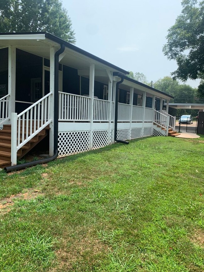 Building Photo - 3 bedroom 2 bath on High Rock Lake