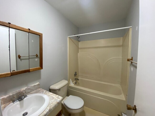 Building Photo - Spacious 3 BD, 1.5 BA Rancher off Brook Road Available in July