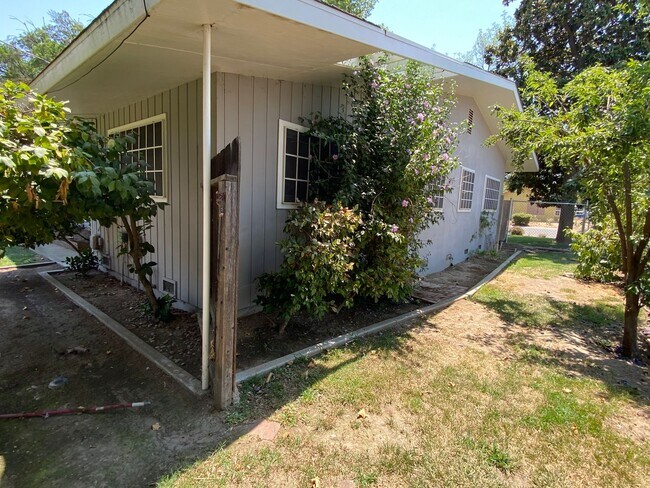 Building Photo - Spacious Visalia home in a well establishe...