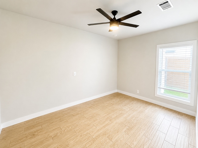 Building Photo - AVAILABE NOW ; APPLY TODAY AT OUR WEBSITE!!