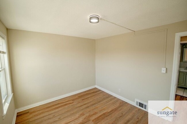 Building Photo - 5318 Patrick Henry Dr