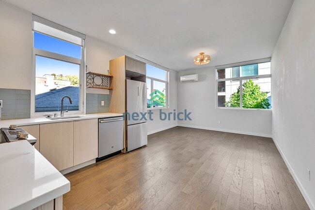 Building Photo - Stylish 2 Bed 2 bath Townhome for Rent