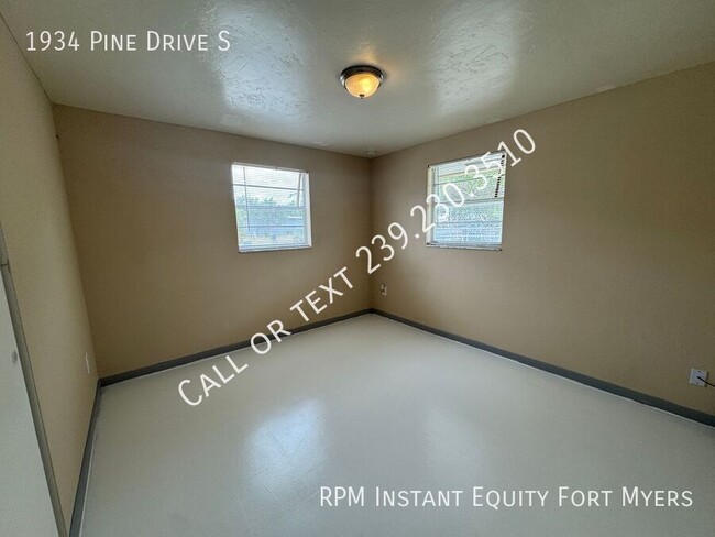 Building Photo - 1934 N Pine Dr