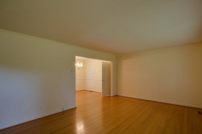 Building Photo - West Meade Single Family Home Close to Nashville West Shopping Center