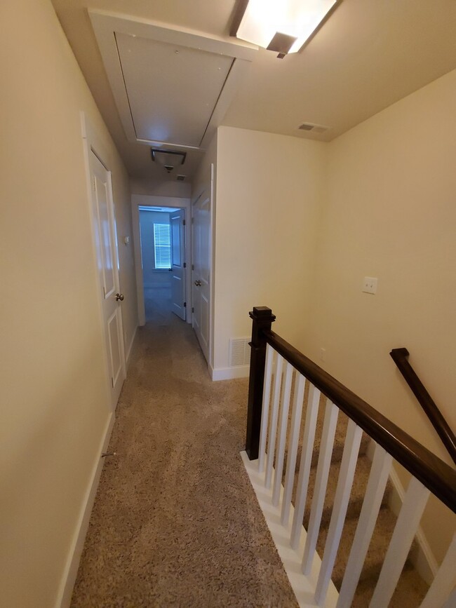 Building Photo - Beautiful townhouse close to uptown