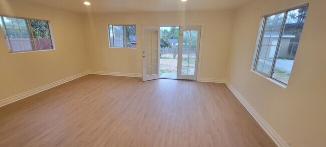Building Photo - Large home on private cul-de-sac