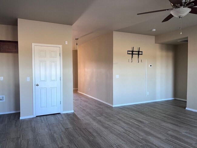 Building Photo - Available now 4 Bed 2 Bath in Mustang!