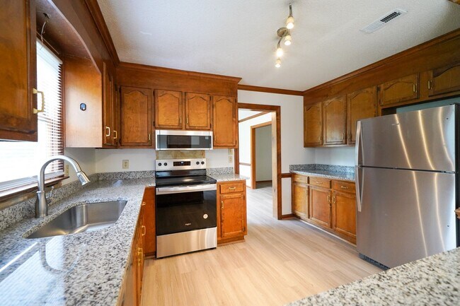 Building Photo - UNCC Area.  2 story 4 BR 2 1/2 BA Large Fe...