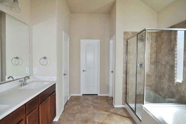 Building Photo - 3521 Twin Pines Dr