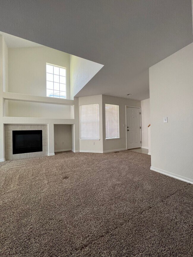 Building Photo - Charming 2 Bed/1.5 Townhome in Fabulous Longmont Location!