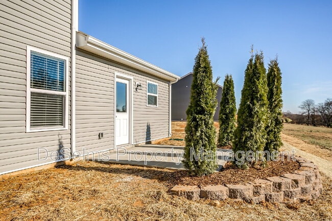 Building Photo - 2206 Yearling Dr