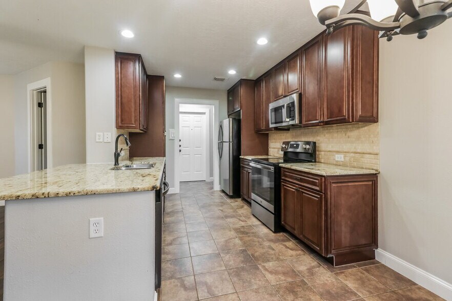 Building Photo - 18400 Sunrise Pines Dr