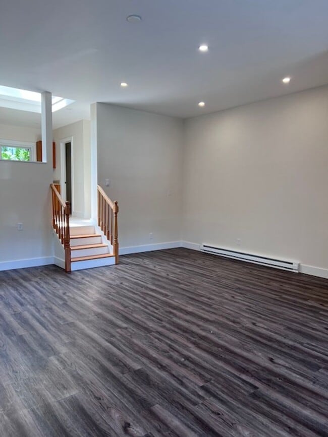 Building Photo - Large 4 bedroom, 2 1/2 bath home for rent in Ravena, NY on Rt 9W