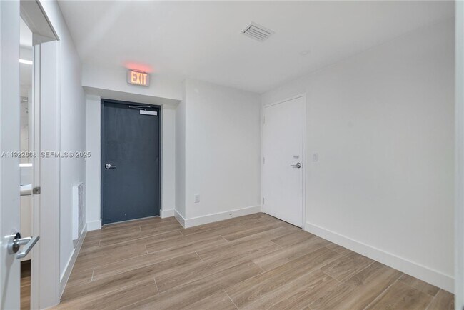 Building Photo - 700 NE 24th St