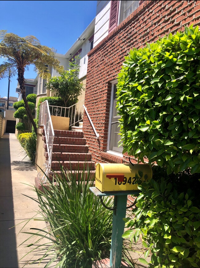 Building Photo - 10942 Moorpark St