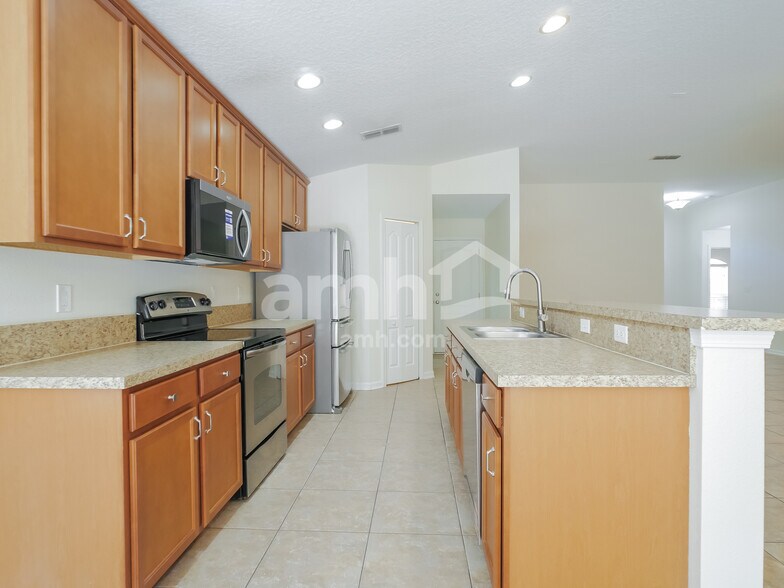 Building Photo - 224 E New England Dr