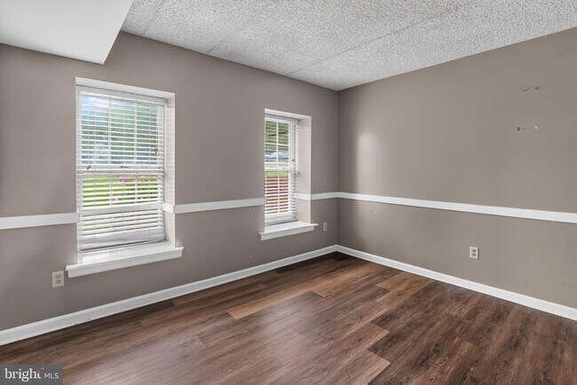 Building Photo - 702 Deer Run