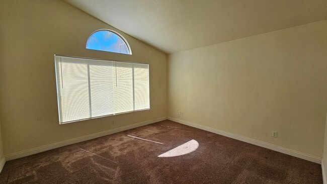 Building Photo - 4 Bedroom!  Buffalo & Smoke Ranch Area!