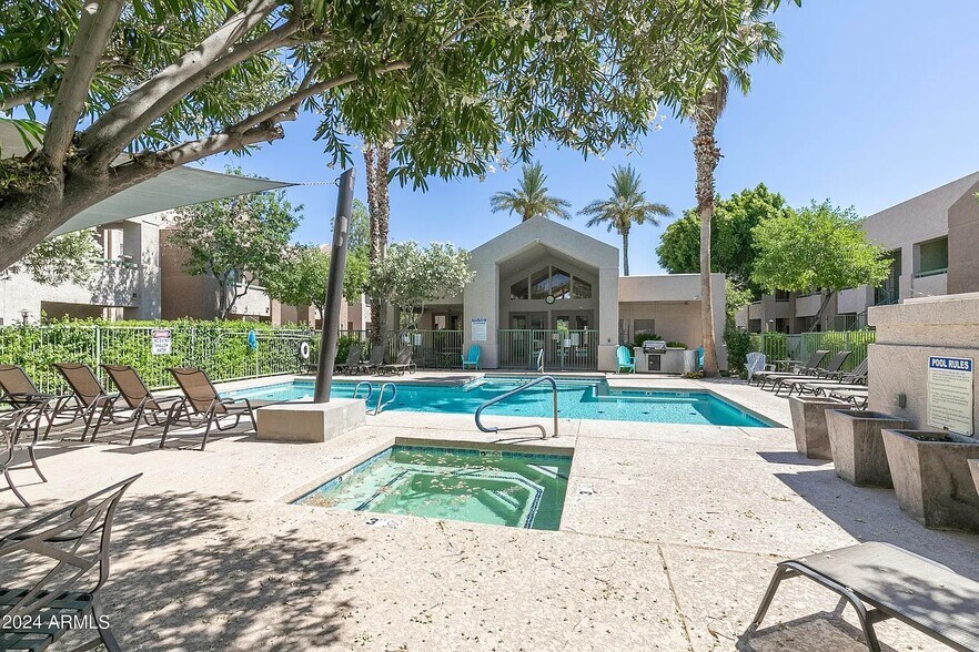 Building Photo - 1295 N Ash St