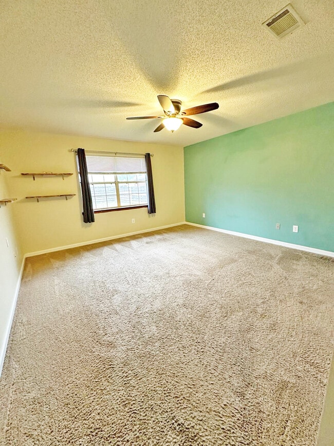 Building Photo - 714 Robin Hood Dr