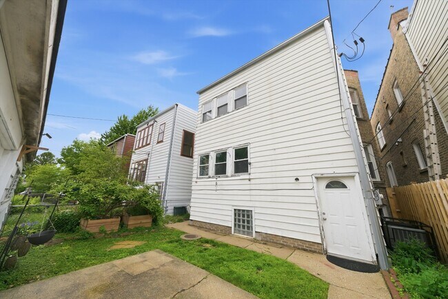 Building Photo - 5039 W Cullom Ave