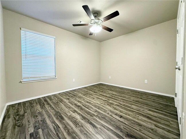 Building Photo - 817 Saddlebrook St