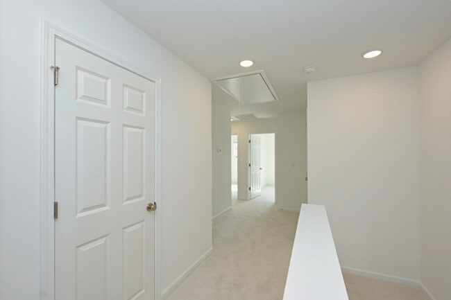 Building Photo - FREE TV!!