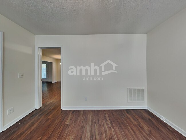 Building Photo - 5918 Highland Grove Dr