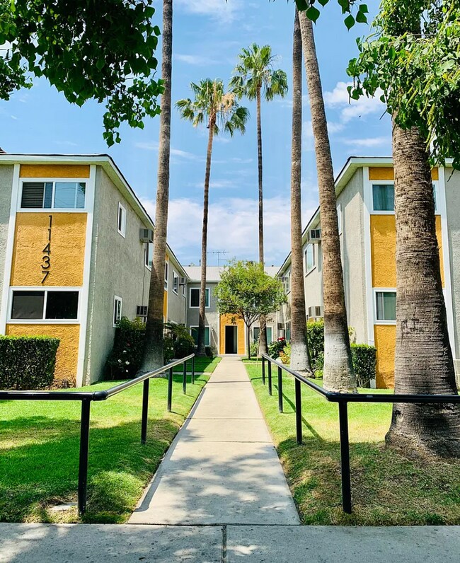 Building Photo - Remodeled 2BR in NoHo – Brand New Kitchen, 2 Parking Spaces, Walk to NoHo West Mall