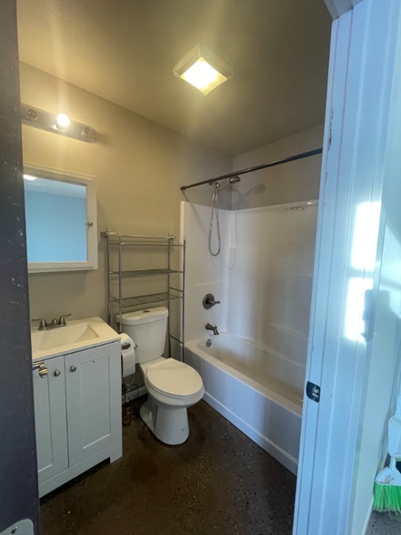 Building Photo - 15840 W Hess Ln