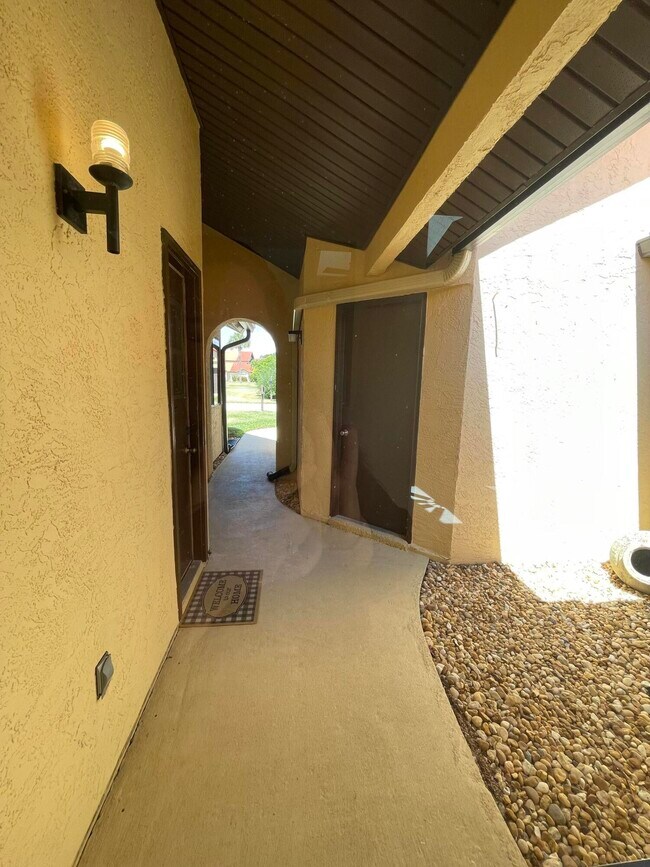 Building Photo - 613 Manatee Dr