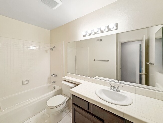 Building Photo - Beautiful 4B/3BA House w/ 2 Car Attached G...
