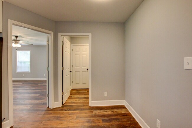 Building Photo - 133 Riverbend Dr