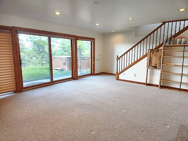 Building Photo - Private Pinebrook Estates Home
