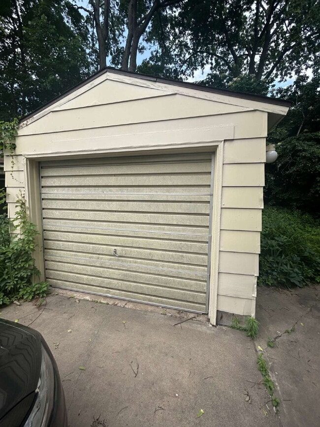 Building Photo - 4 Bedroom, 1.5 Bathroom - Available Now!