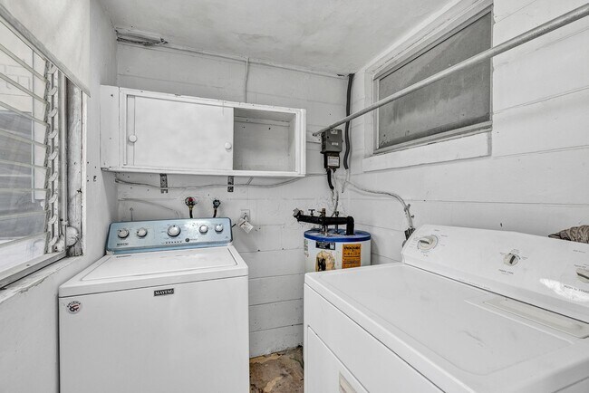 Building Photo - Charming 3-Bedroom Home with Spacious Yard & Enclosed Porch in Frostproof