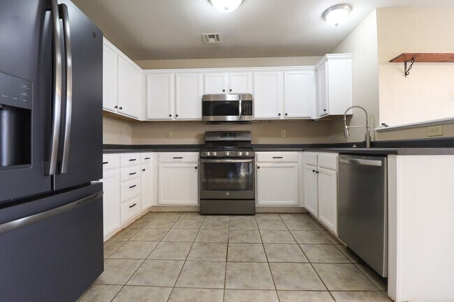 Building Photo - 3 Bed 2 Bath