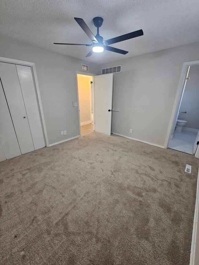 Building Photo - 2640 N Gentry Ave