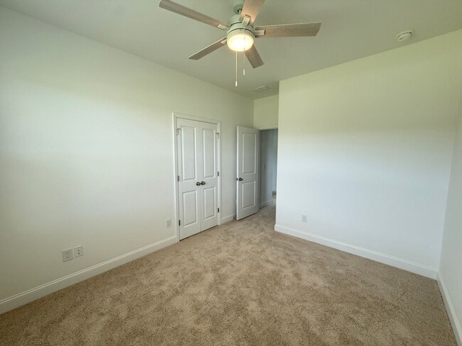 Building Photo - 3 Bedroom 2.5 Bath House in Hawthorne Land...