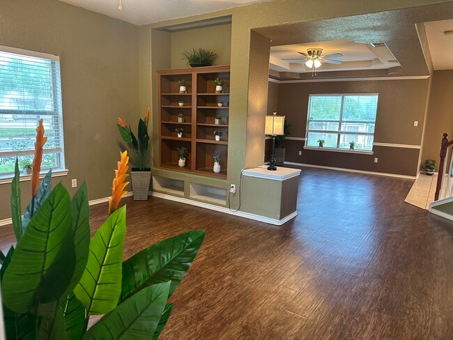 Building Photo - 8259 Elm Glade