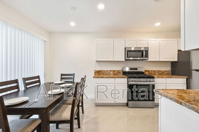 Building Photo - 1425 Vía Soledad