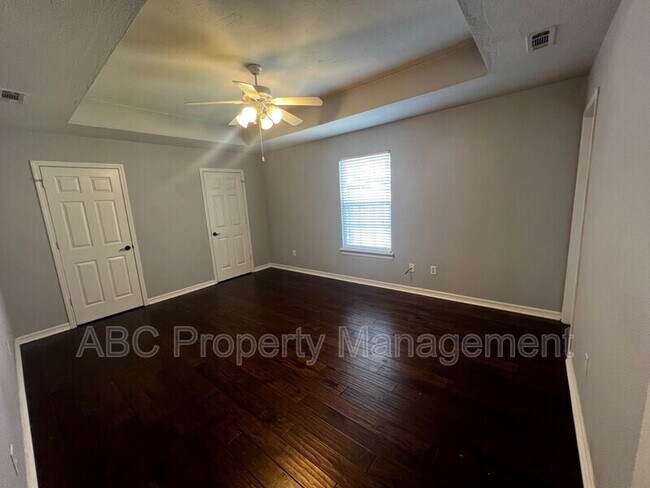 Building Photo - 1001 S Eastview Dr