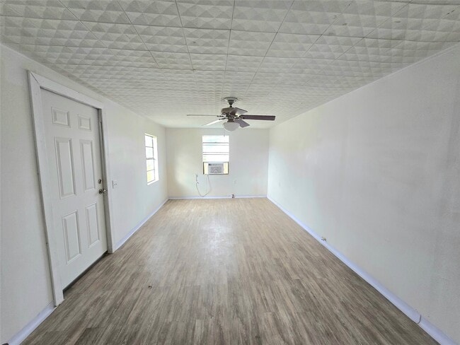 Building Photo - 801 Collins St